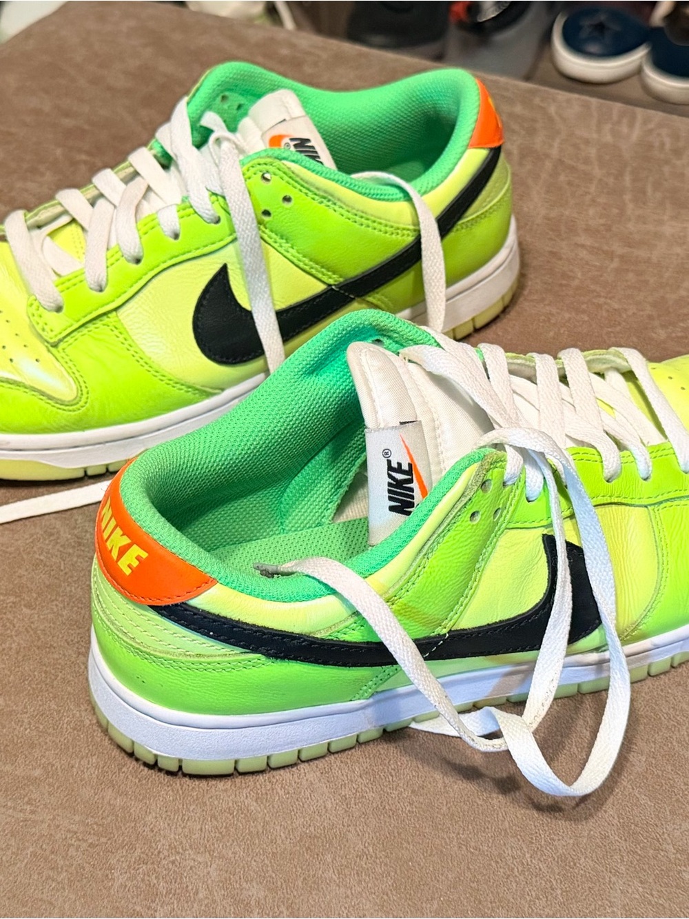 Nike Kids Neon Green and Black Low-Top Sneakers with Orange Heel